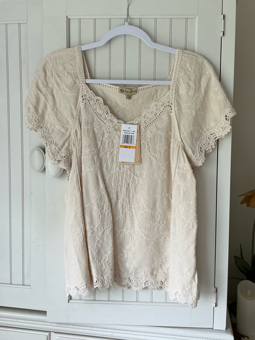 Beautiful NWT Ivory Crocheted Lace Top ☀️